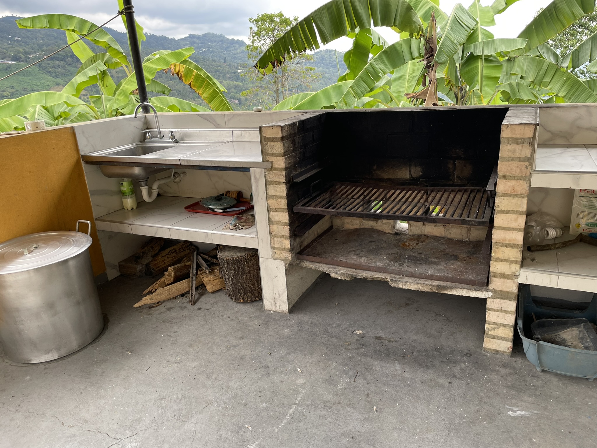 Zona BBQ con mesas y asadores en Finca La Gabriela