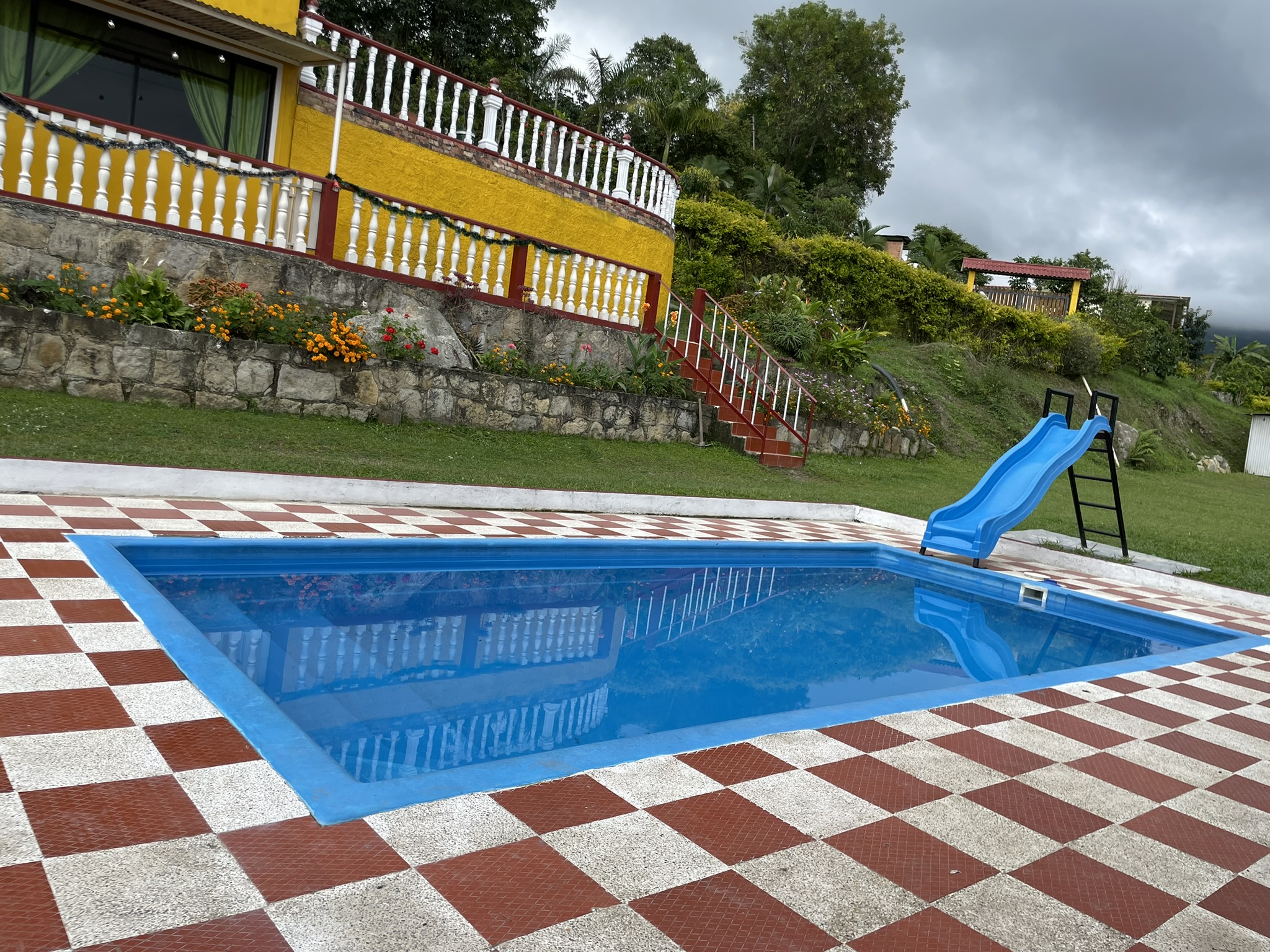 Piscina en Finca La Gabriela con áreas de descanso
